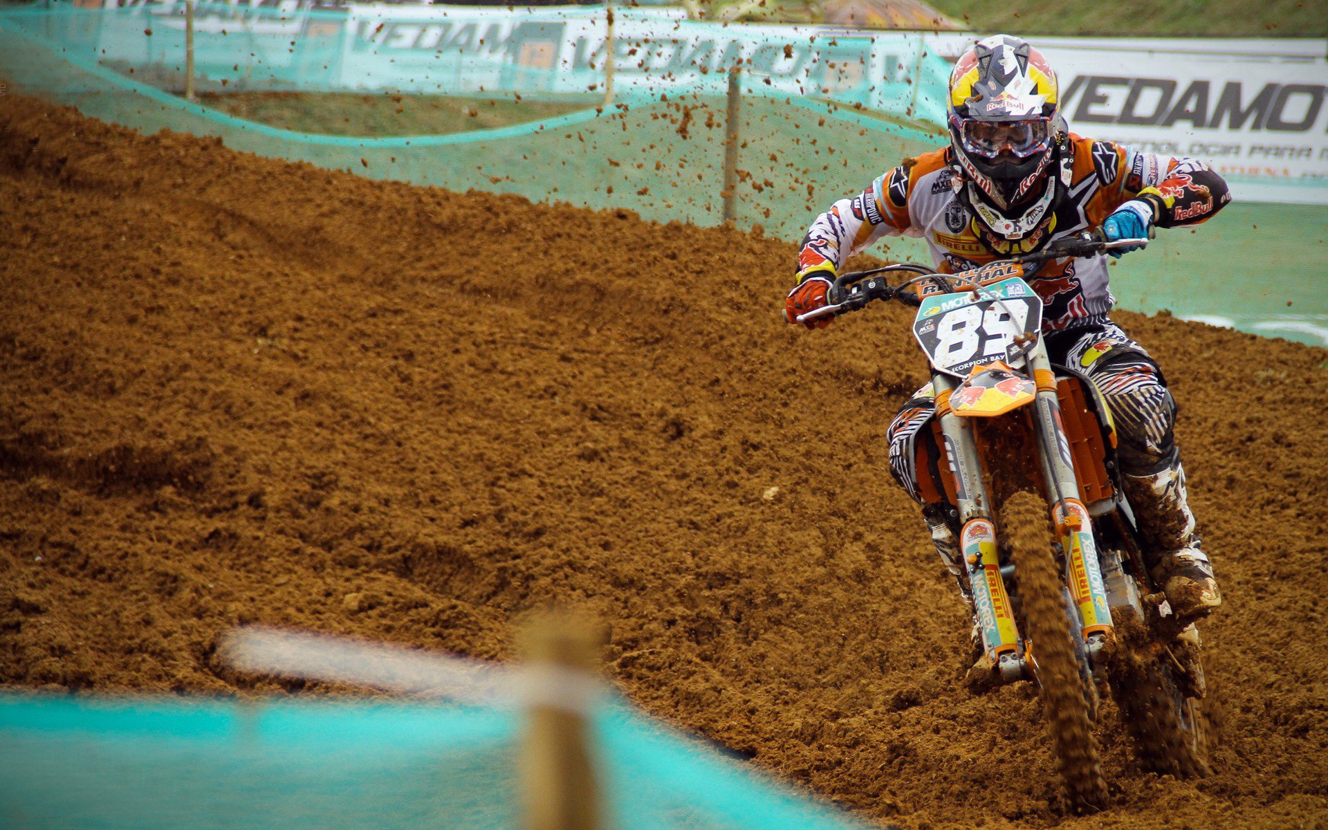 _线上线下融合：虚拟竞技空间引爆新体验_，线上线下场景